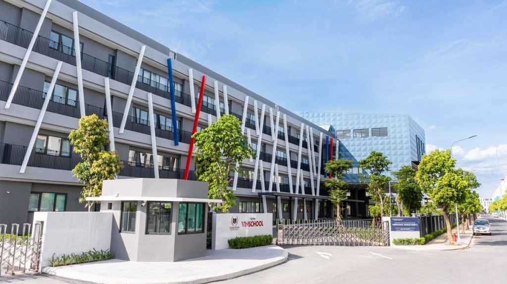 Vinhomes Hòa Long Bắc Ninh 14 Hình ảnh cổng vào trường Vinschool tại Vinhomes Hòa Long - Bắc Ninh, với tòa nhà hiện đại, kiến trúc độc đáo, không gian xanh, và biển hiệu trường học nổi bật.