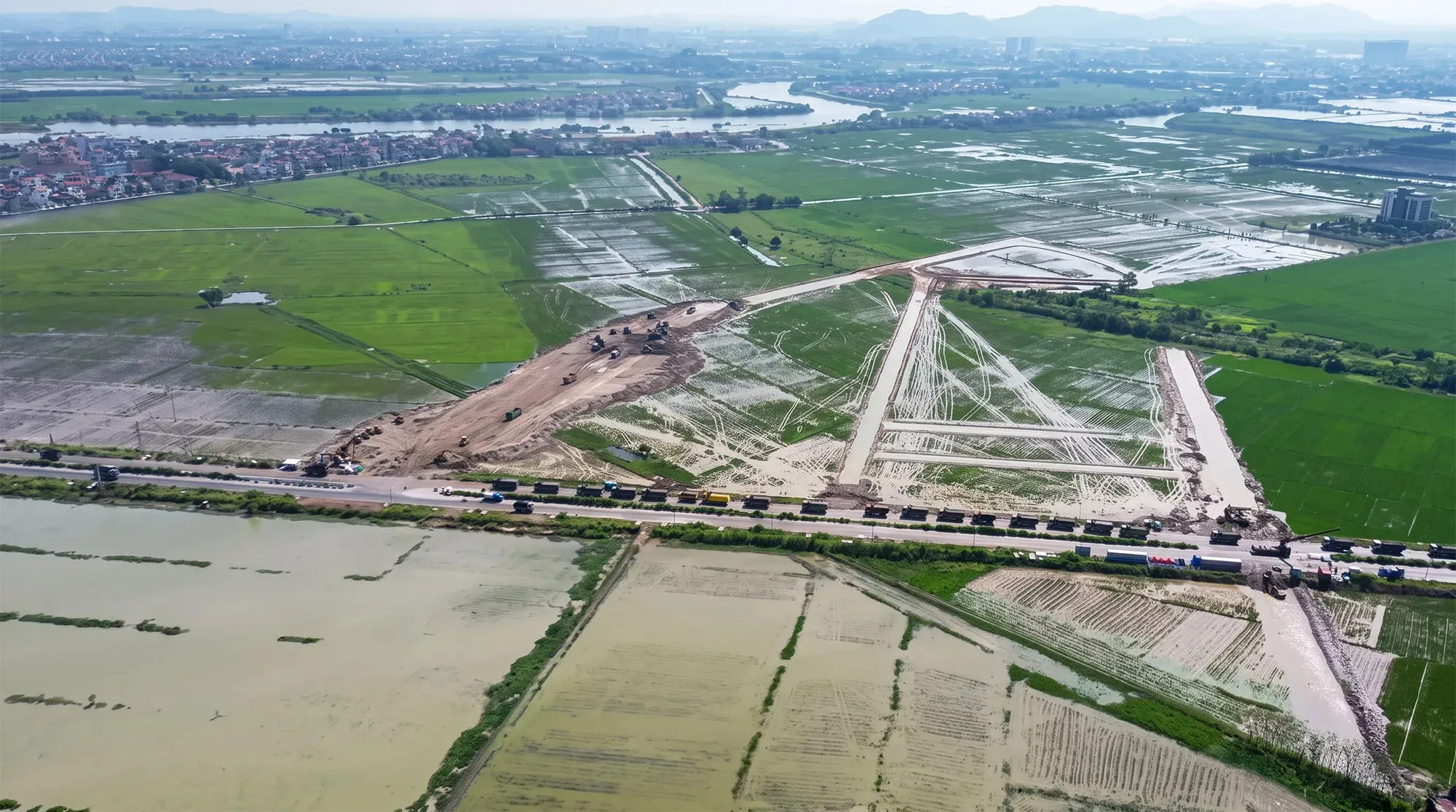 Công tác san nền tại Vinhomes Bắc Ninh đang được đẩy mạnh